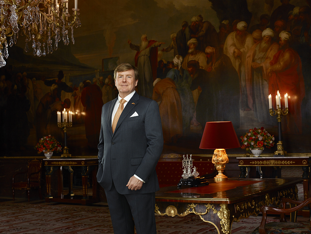 Koning Willem-Alexander, in de Mozeszaal in het Koninklijk Paleis Amsterdam