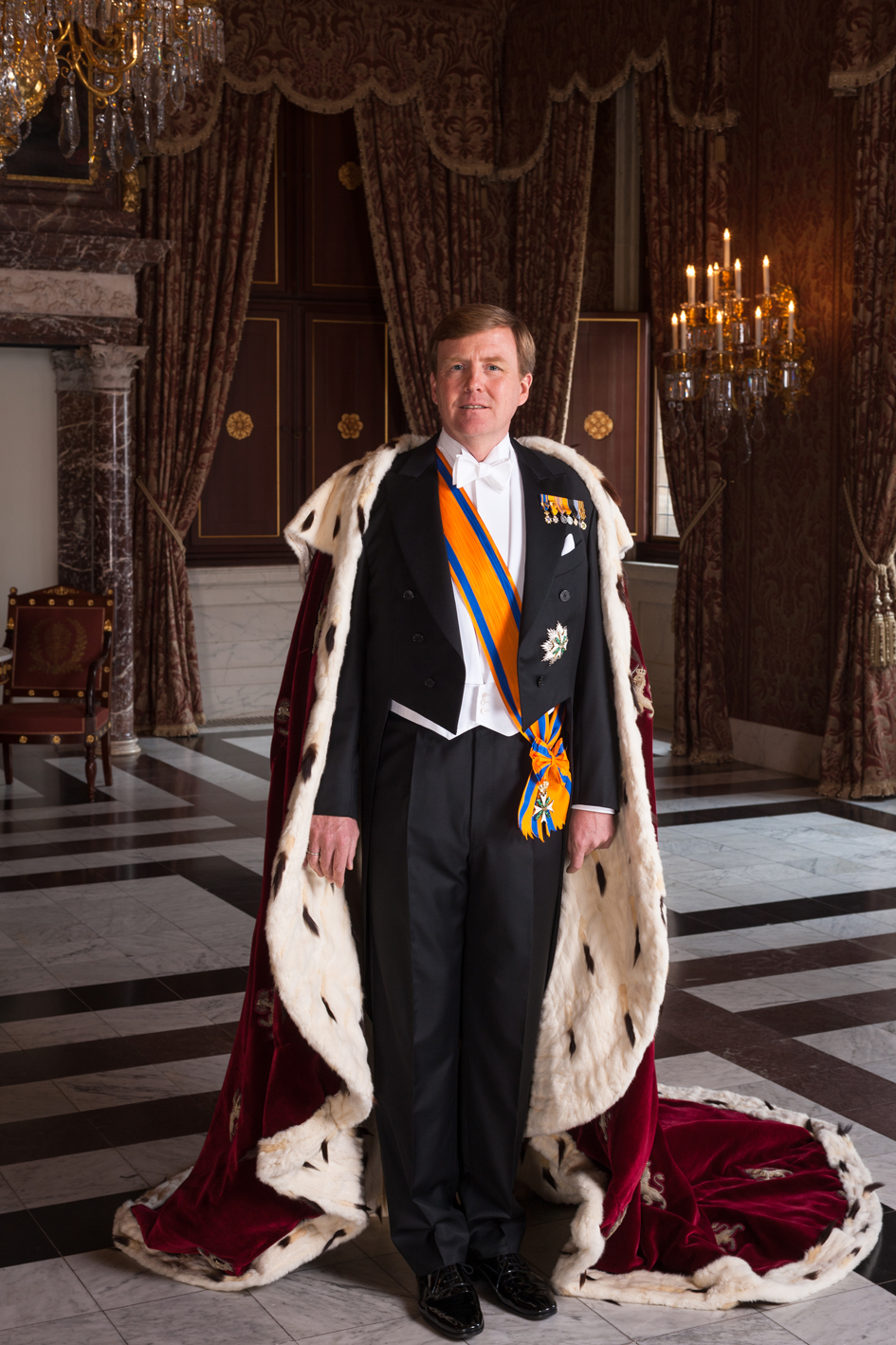 Staatsieportret in royale gouden museumlijst