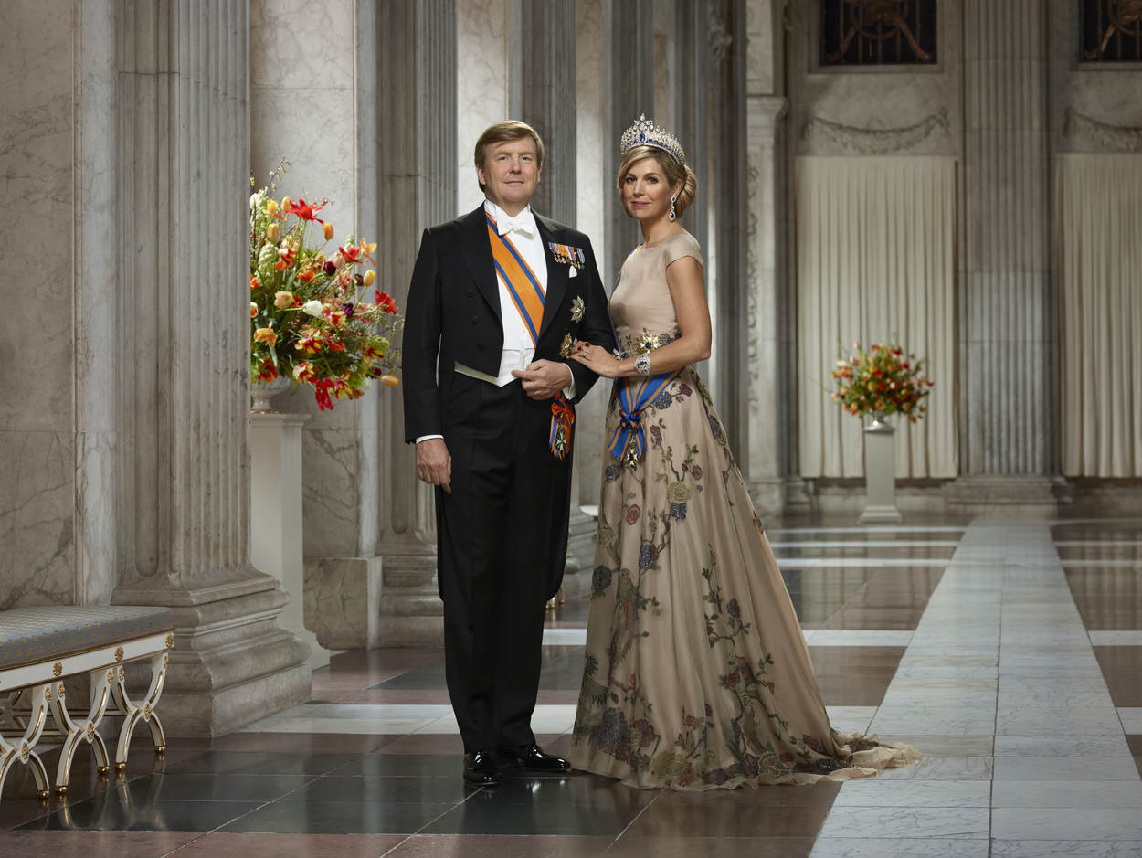 Staatsieportret in royale gouden museumlijst