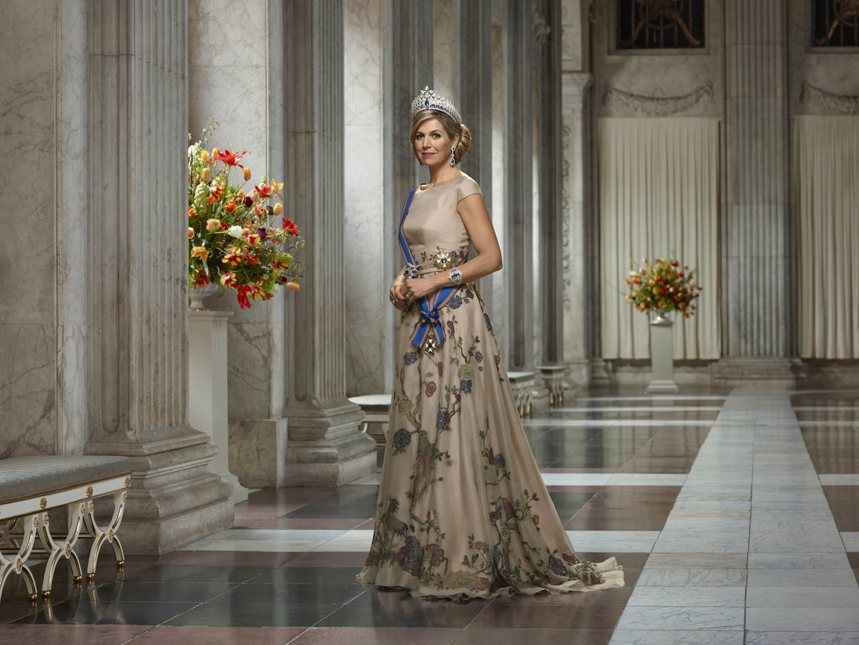 Staatsieportret in royale gouden museumlijst