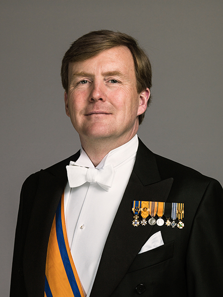 Staatsieportret in royale gouden museumlijst